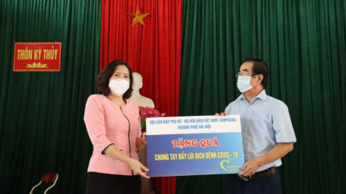 5.-tang-qua-CCB-tình-nguyện-thuộc-chi-hội-hữu-nghị-VNCPC-huyện-Thanh-Oia-1-500x333.jpg