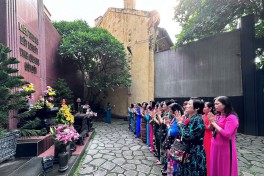 Câu lạc bộ Phụ nữ Thủ đô tổ chức tham quan di tích lịch sử Nhà tù Hỏa Lò