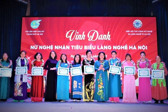 Tôn vinh 10 nữ nghệ nhân tiêu biểu làng nghề Hà Nội