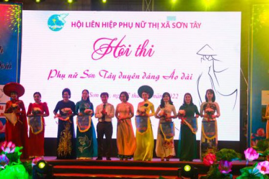 Phụ nữ Sơn Tây duyên dáng áo dài