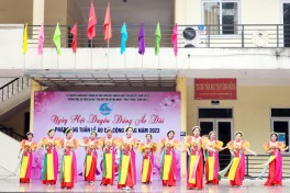 Phụ nữ Cầu Giấy duyên dáng trong tà áo dài