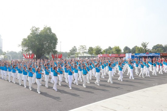 Long Biên: Hơn 700 phụ nữ tưng bừng trong Lễ hội Áo dài và đồng diễn dân vũ chào mừng 20 năm thành lập quận