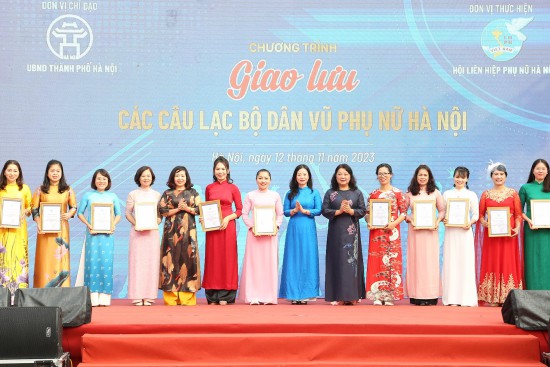 Màn đồng diễn dân vũ 600 người của phụ nữ Thủ đô