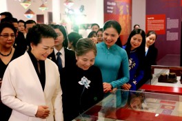 Phu nhân hai Tổng Bí thư thăm Bảo tàng Phụ nữ Việt Nam
