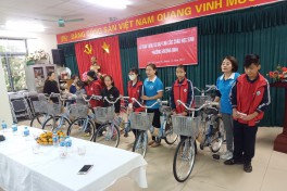 Hội LHPN phường Khương Đình, quận Thanh Xuân: Tặng xe đạp cho trẻ em có hoàn cảnh khó khăn