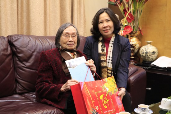 Hội LHPN Hà Nội thăm, chúc tết các Mẹ Việt Nam anh hùng, cán bộ phụ nữ tham gia kháng chiến và tiếp quản Thủ đô