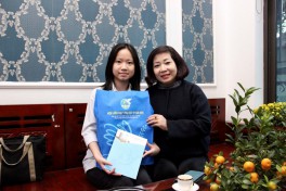 Hội LHPN Hà Nội trao kinh phí “đỡ đầu” cho các cháu là nạn nhân trong vụ cháy ở Thanh Xuân