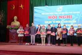 Hội LHPN huyện Phú Xuyên trao tặng 134 suất quà Tết Giáp Thìn 2024