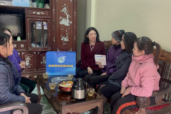 Hội LHPN quận Long Biên tổ chức thăm, tặng quà Tết Nguyên Đán Giáp Thìn 2024