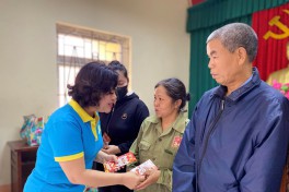 Trao tặng 30 suất quà Tết cho phụ nữ khó khăn huyện Ba Vì