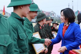 Chủ tịch Hội LHPN Hà Nội động viên tân binh lên đường nhập ngũ