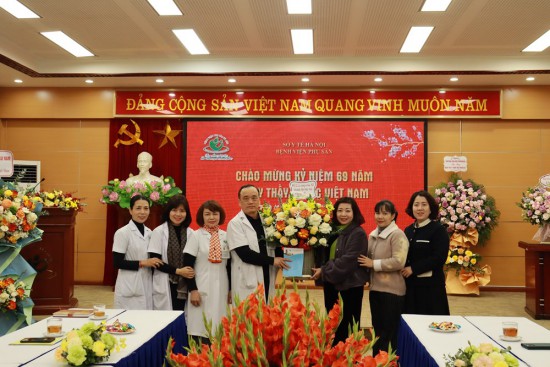 Hội LHPN Hà Nội: Thăm, chúc mừng ngành Y tế nhân Ngày thầy thuốc Việt Nam