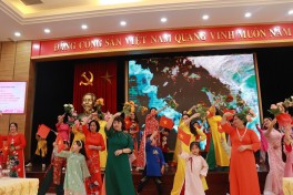 Kỷ niệm 114 năm Ngày Quốc tế Phụ nữ 8/3 Hội LHPN quận Hoàn Kiếm: Sôi nổi ngày hội “Áo dài sắc xuân”