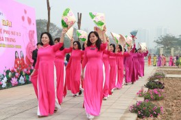 Hội LHPN phường Mỹ Đình 1, quận Nam Từ Liêm: Ấn tượng với màn “Trình diễn áo dài” của phụ nữ phường Mỹ Đình 1