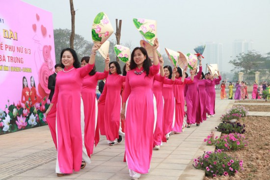 Hội LHPN phường Mỹ Đình 1, quận Nam Từ Liêm: Ấn tượng với màn “Trình diễn áo dài” của phụ nữ phường Mỹ Đình 1