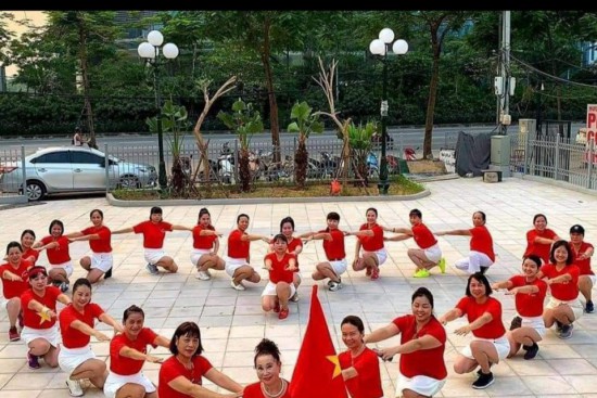 Phụ nữ Thủ đô sôi nổi tập luyện vũ điệu mừng Chiến thắng Điện Biên Phủ