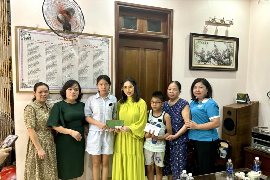 Quan tâm động viên, chia sẻ với cán bộ Hội liên hiệp phụ nữ gặp rủi ro.