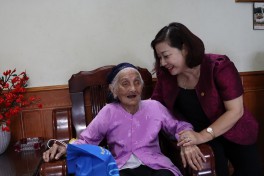 Kỷ niệm 77 năm Ngày Thương binh - Liệt sỹ (27/7/1947 - 27/7/2024): Mẹ Việt Nam Anh hùng Trần Thị Phượng rất vui khi thấy Đoàn công tác Hội Phụ nữ thành phố đến thăm