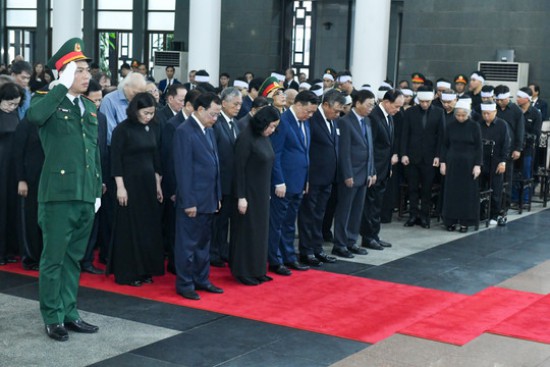 Bí thư Thành ủy Bùi Thị Minh Hoài dẫn đầu Đoàn đại biểu thành phố Hà Nội vào viếng Tổng Bí thư Nguyễn Phú Trọng