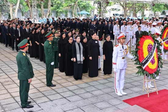 Đoàn đại biểu các tầng lớp phụ nữ kính viếng Tổng Bí thư Nguyễn Phú Trọng