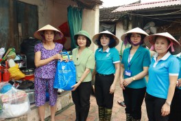 Hội LHPN Hà Nội thăm và tặng nhu yếu phẩm cho bà con vùng lũ Chương Mỹ