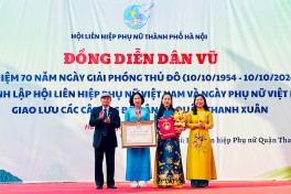 Phụ nữ Thủ đô đồng diễn dân vũ với áo dài, xác lập kỷ lục Việt Nam