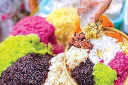 55 gian hàng tham gia trưng bày quảng bá giới thiệu sản phẩm đặc sản vùng miền do phụ nữ Hà Nội sản xuất kinh doanh