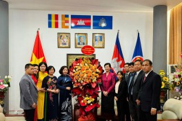 Hội LHPN Hà Nội chúc mừng kỷ niệm 71 năm Quốc khánh Campuchia