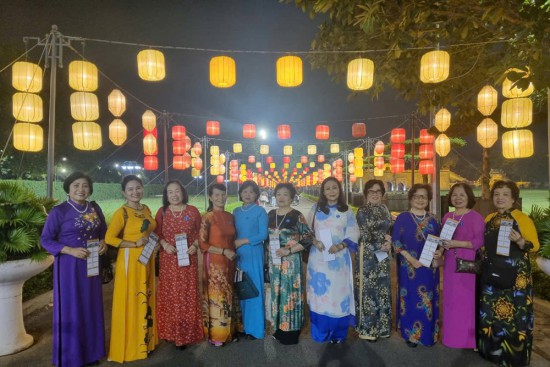 Sinh hoạt CLB Phụ nữ Thủ đô tháng 11: Tìm hiểu lịch sử từ các cổ vật tại Hoàng thành Thăng Long