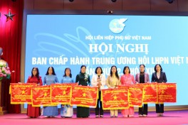 Hội LHPN Hà Nội vinh dự nhận Cờ dẫn đầu phong trào thi đua năm 2024