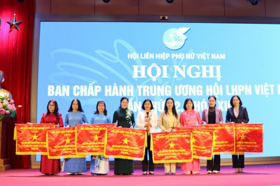 Hội LHPN Hà Nội vinh dự nhận Cờ dẫn đầu phong trào thi đua năm 2024