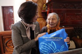 Lãnh đạo Hội LHPN Hà Nội thăm tặng quà nữ đảng viên cao tuổi và người có công