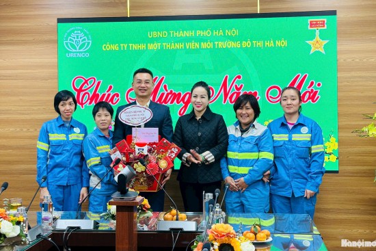 Hội Liên hiệp phụ nữ thành phố thăm, chúc Tết công nhân môi trường đô thị Hà Nội