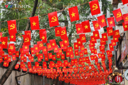 Hà Nội: Phố phường trang hoàng cờ hoa, tấp nập đón Xuân Ất Tỵ 2025