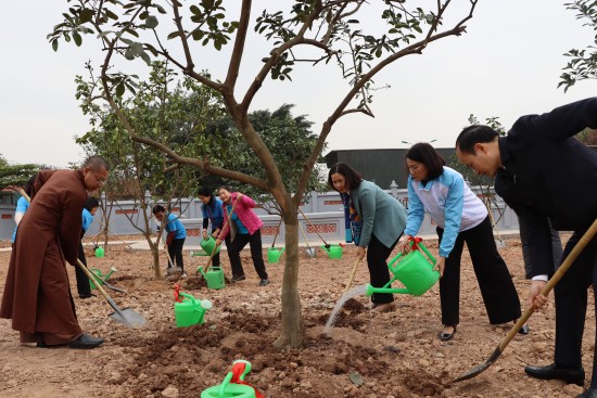 Chủ tịch Hội LHPN Hà Nội Lê Kim Anh dự phát động Tết trồng cây tại quận Long Biên