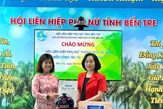 Đoàn công tác Hội LHPN Hà Nội dâng hương tưởng nhớ Nữ tướng Nguyễn Thị Định