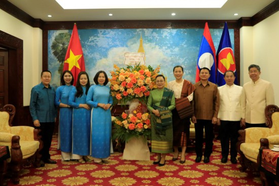 Hội LHPN Hà Nội chúc Tết cổ truyền nước CHDCND Lào