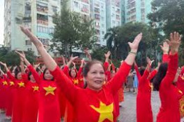 Phụ nữ Thủ đô đồng diễn dân vũ chào mừng 50 năm Giải phóng miền Nam