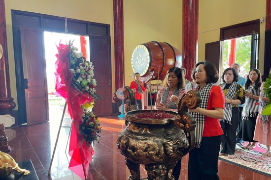 Đoàn công tác Hội LHPN Hà Nội dâng hương tưởng nhớ Nữ tướng Nguyễn Thị Định