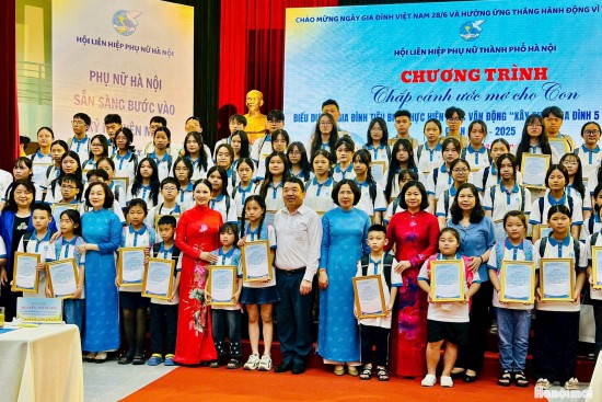 Hơn 1.200 trẻ em mồ côi Hà Nội được đỡ đầu