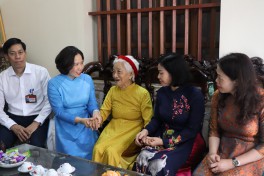 Thăm, tặng quà, tri ân Mẹ Việt Nam Anh hùng, người có công, gia đình chính sách tại phường Chương Mỹ