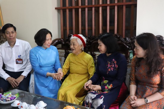 Thăm, tặng quà, tri ân Mẹ Việt Nam Anh hùng, người có công, gia đình chính sách tại phường Chương Mỹ