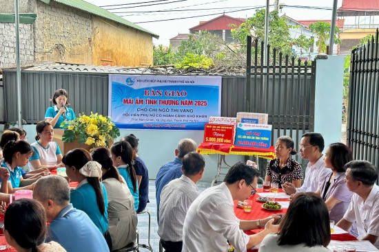 Hội LHPN Hà Nội bàn giao mái ấm tình thương cho hội viên phụ nữ có hoàn cảnh khó khăn xã Ứng Hoà