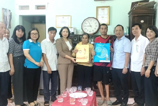 Chia sẻ khó khăn cùng hội viên nhân ngày đại lễ của toàn dân tộc