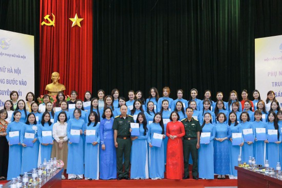 Trung ương Hội LHPN Việt Nam phối hợp Hội LHPN Hà Nội gặp mặt, biểu dương phụ nữ tham gia diễu hành và phục vụ khối “Phụ nữ Việt Nam“