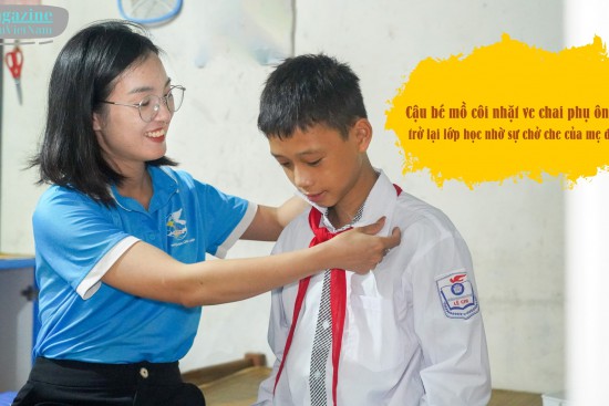 Cậu bé mồ côi nhặt ve chai phụ ông bà, trở lại lớp học nhờ sự chở che của mẹ đỡ đầu