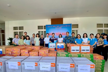 Hội LHPN Hà Nội và Sư đoàn Phòng không 361 chia sẻ khó khăn với người dân bị ảnh hưởng bởi bão lũ