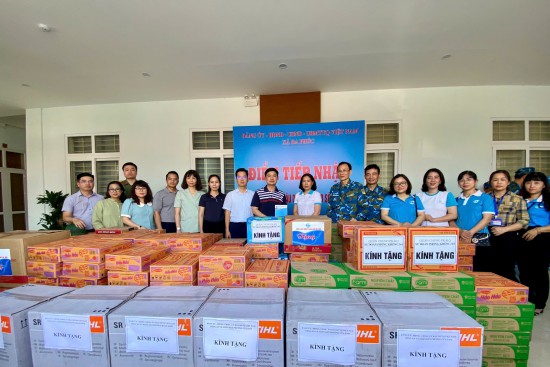 Hội LHPN Hà Nội và Sư đoàn Phòng không 361 chia sẻ khó khăn với người dân bị ảnh hưởng bởi bão lũ