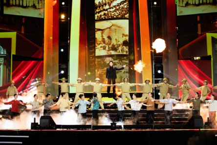 “Hà Nội - Khí phách ngàn năm - Vươn mình tỏa sáng” chào mừng thành công Đại hội Đảng bộ Thành phố