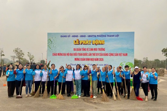 Phụ nữ Thủ đô đồng loạt ra quân vệ sinh môi trường, trang hoàng đường láng, ngõ xóm chào mừng Đại hội Đảng toàn quốc lần thứ XIV